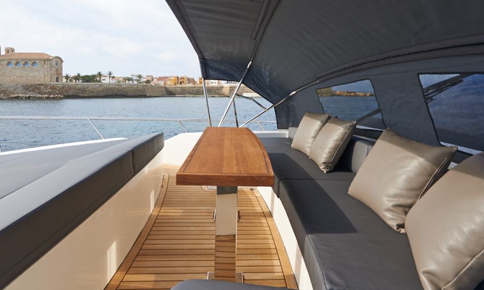 Astondoa 80 Flybridge, Deck Area