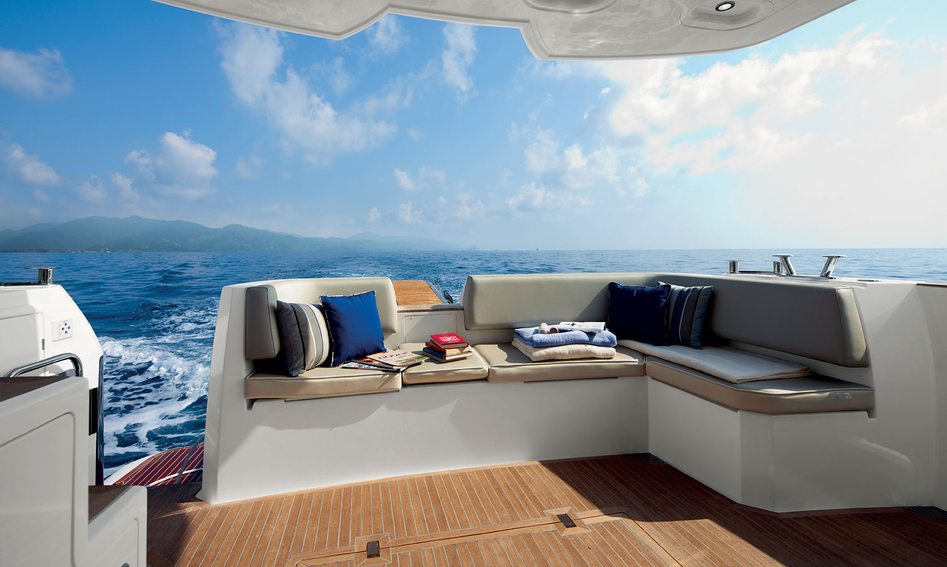 Azimut Magellano 43 HT, Deck Area