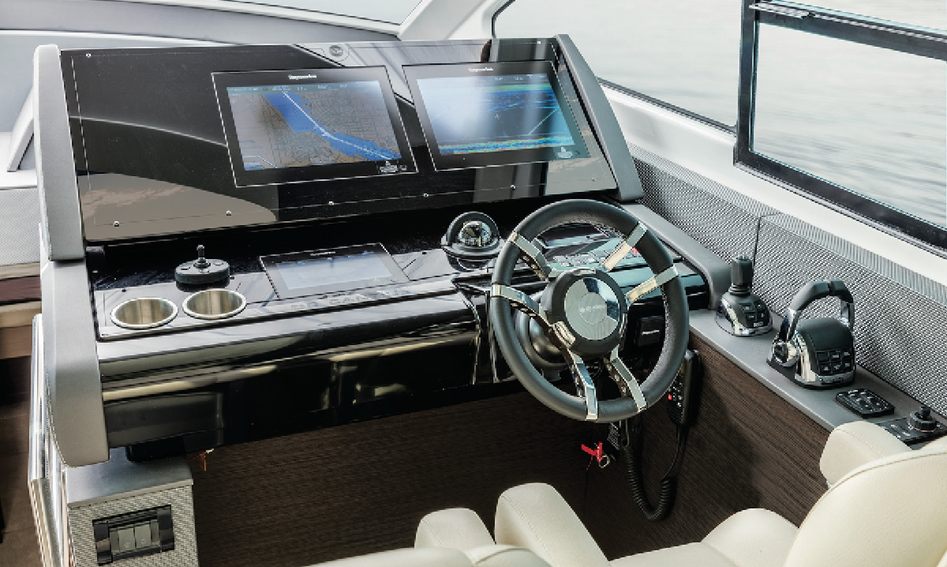 Cruisers 60 Cantius, Helm Station