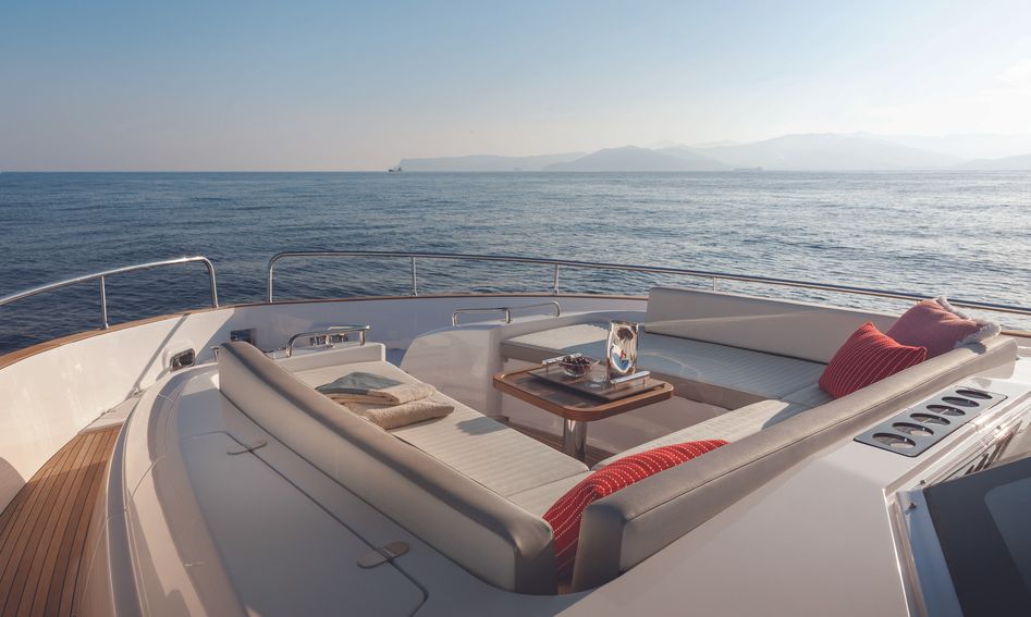 Azimut Magellano 66 Gen 1, Deck Area