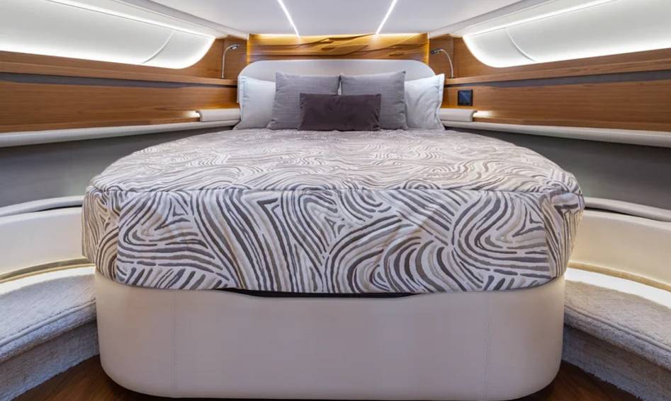 Tiara 56LS, Accommodation