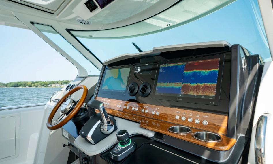 Tiara 43LS, Helm Station