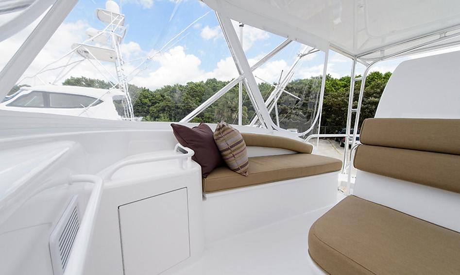 Hatteras GT54, Deck Area