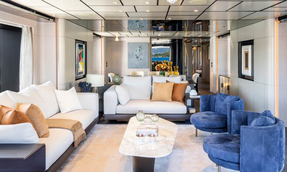 Custom Line Saetta 140&#039;, Interior