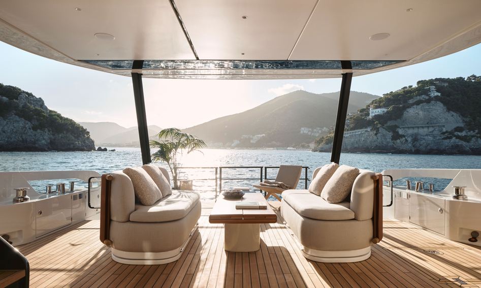 Azimut Fly 82, Deck Area