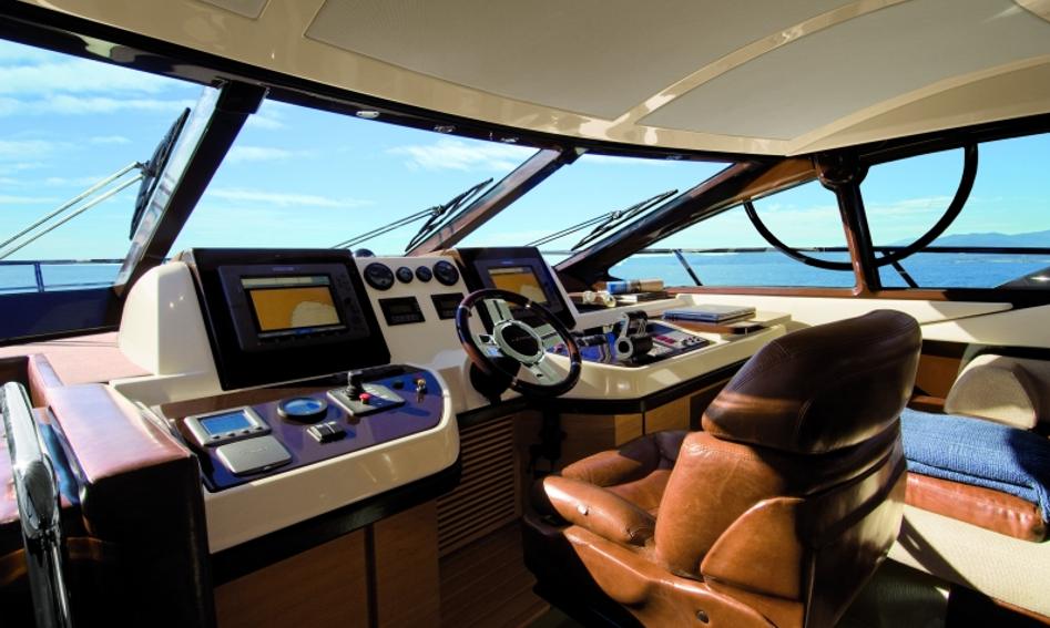 Azimut 58 Gen 2, Helm Station