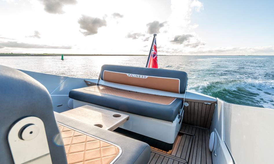 Fairline F Line 33, Deck Area