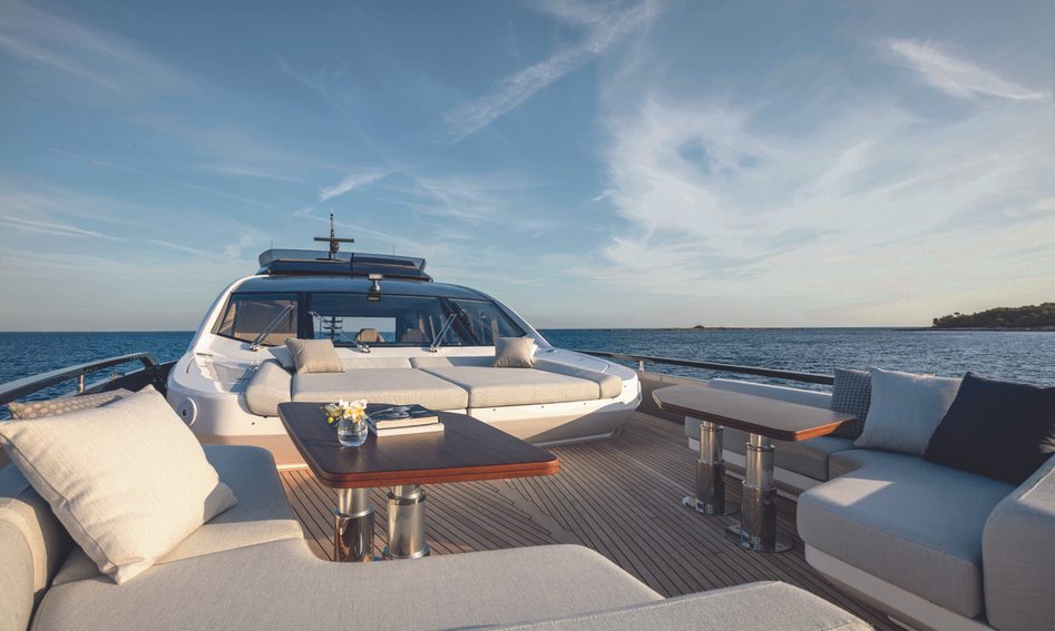 Azimut S10, Deck Area