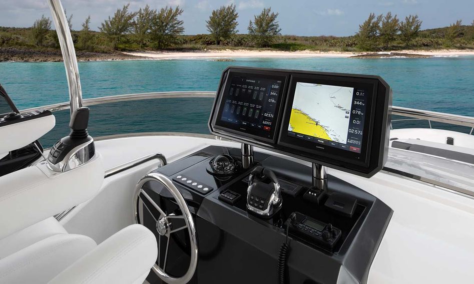 Ocean Alexander 70E Motoryacht, Helm Station