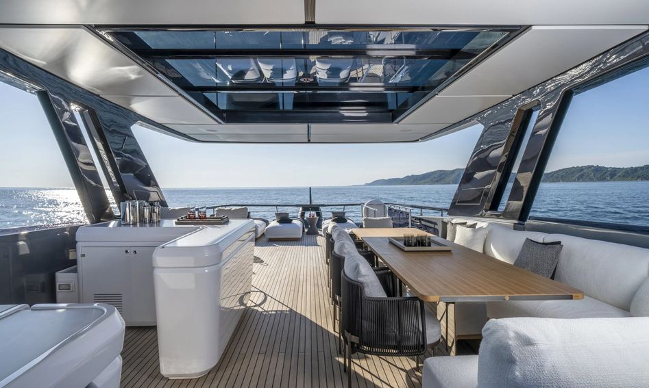 Ferretti 940, Fly Deck/Sportdeck