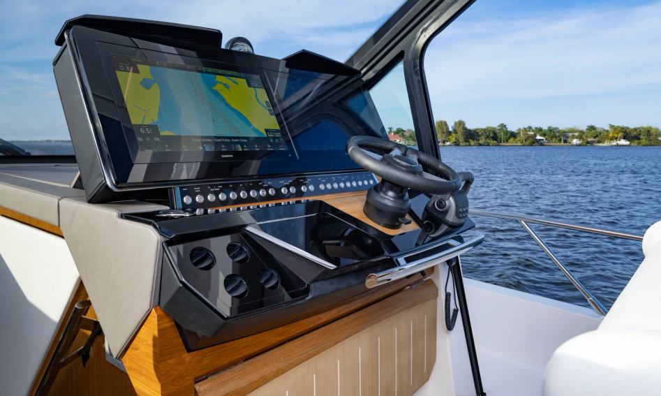 Tiara EX54 , Helm Station