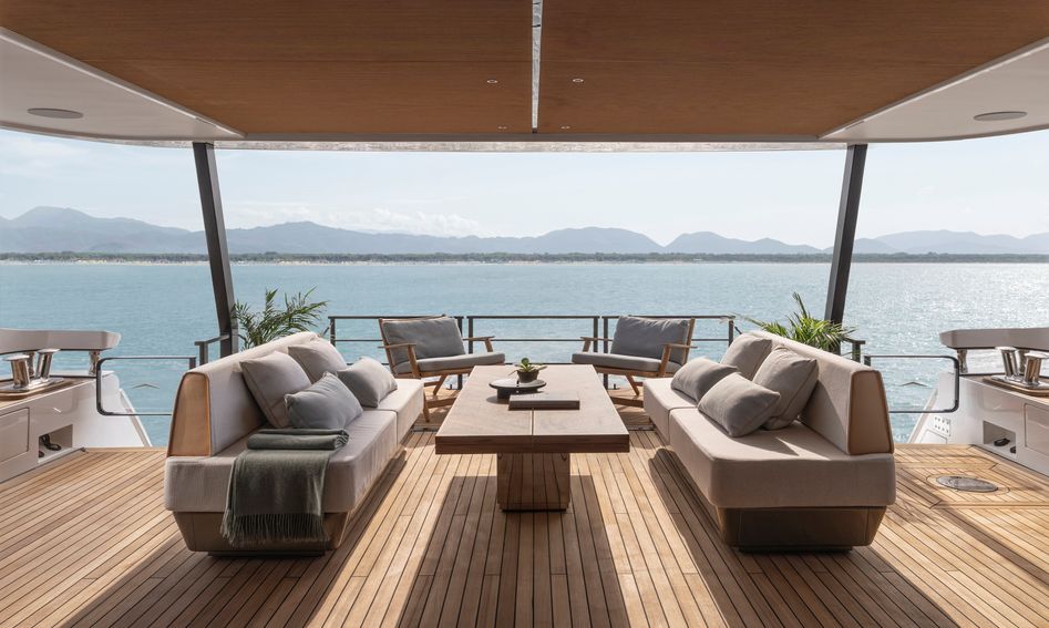 Azimut Grande 30M, Deck Area