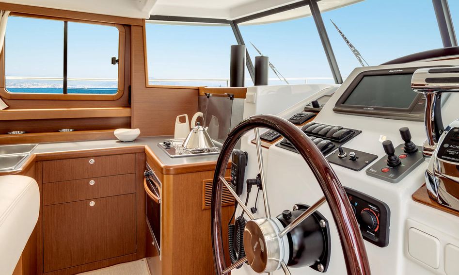 Beneteau Swift Trawler 34, Helm Station