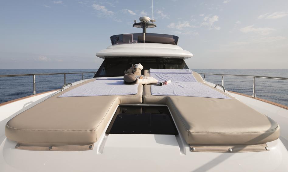 Azimut Magellano 43, Deck Area