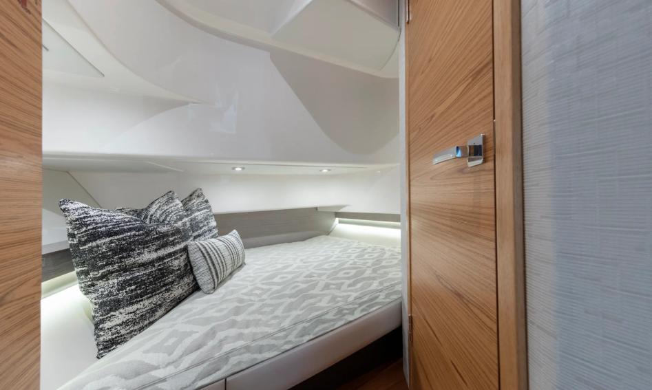 Tiara 34LS, Accommodation
