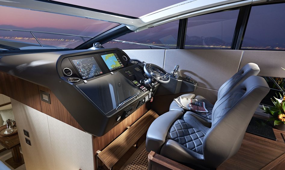 Sunseeker Predator 57 Gen 2, Helm Station