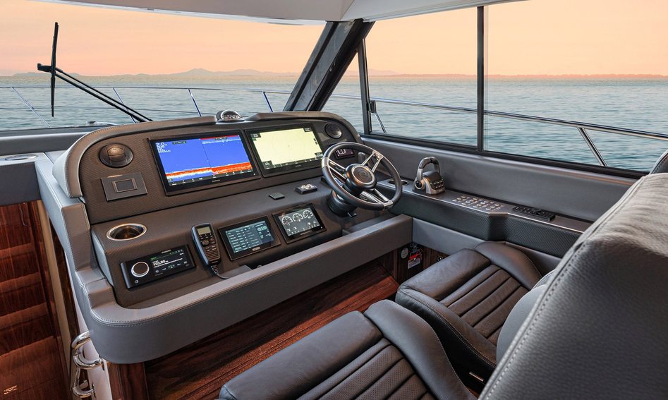 Riviera 465 SUV, Helm Station