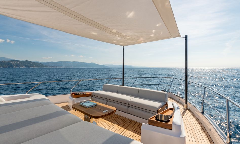 Azimut Fly 68 Mk3, Deck Area