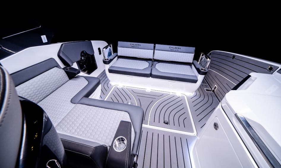 Galeon 325 GTO, Deck Area