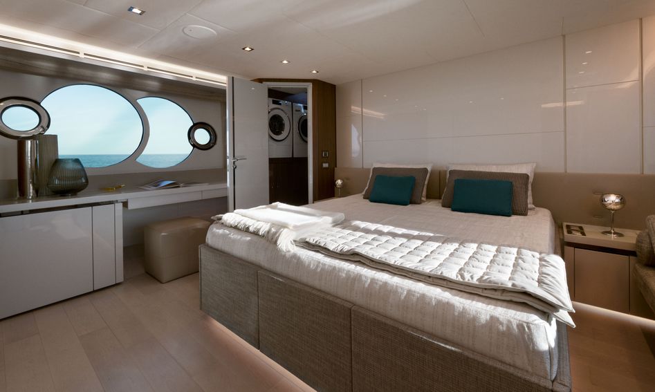 Monte Carlo Yachts MCY 70 Skylounge, Accommodation