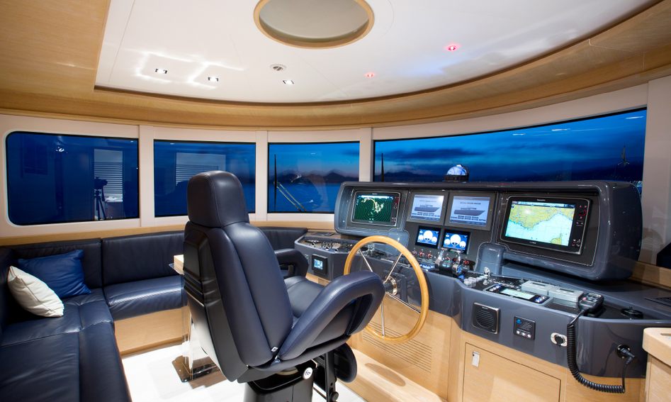 Apreamare Maestro 82, Helm Station