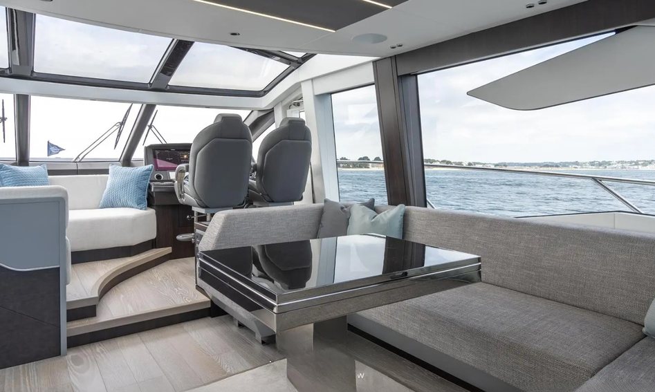 Sunseeker Predator 75 Gen 2, Helm Station