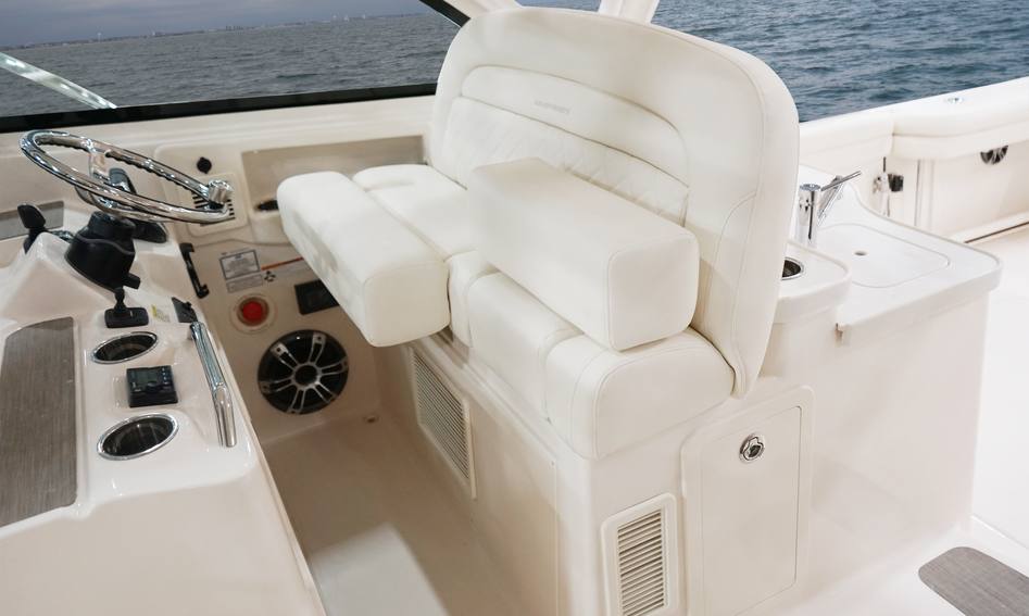 Grady-White Freedom 375 , Helm Station