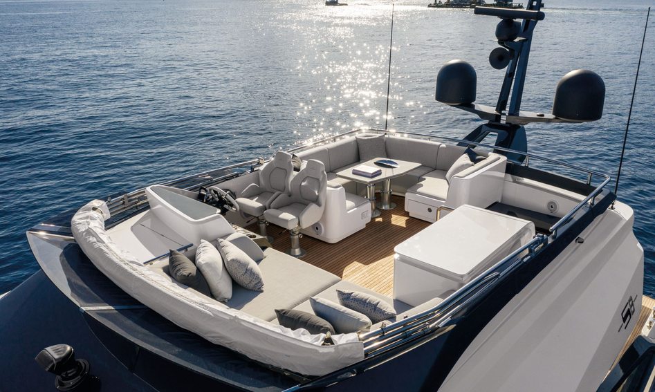 Azimut S8, Fly Deck/Sportdeck