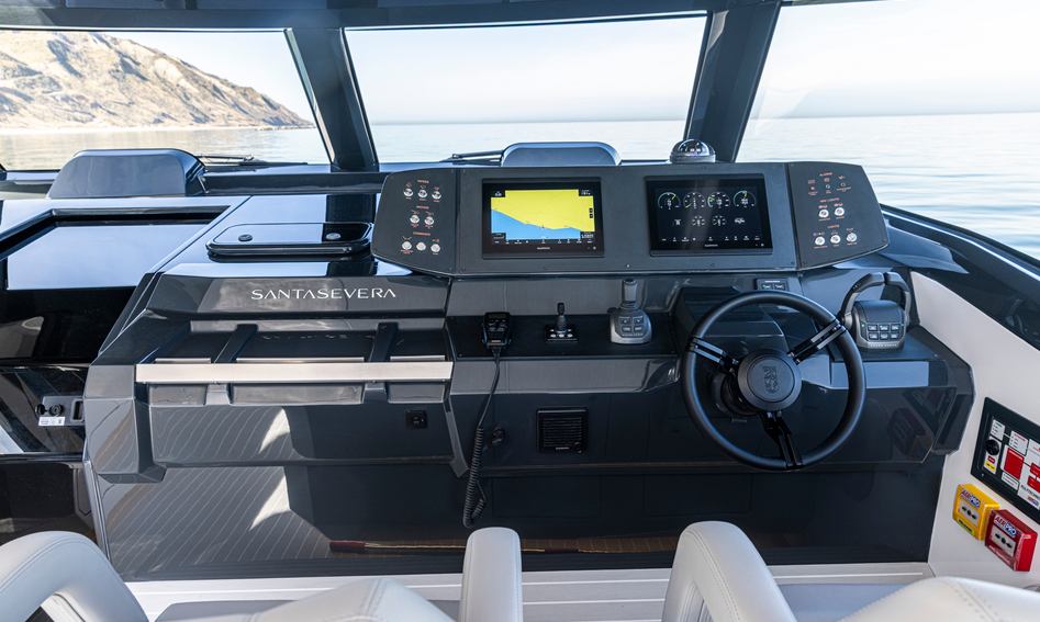 SantaSevera 52 Sport, Helm Station