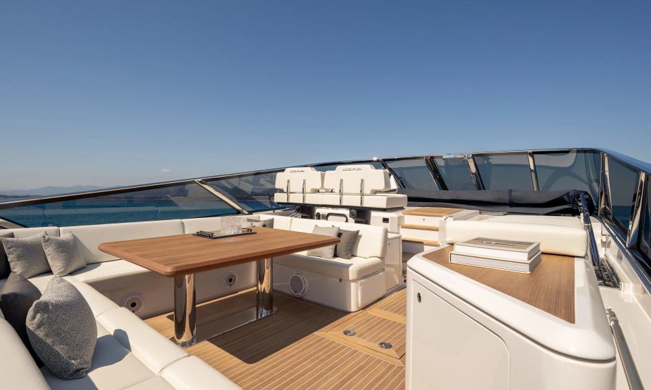 Itama 70, Helm Station
