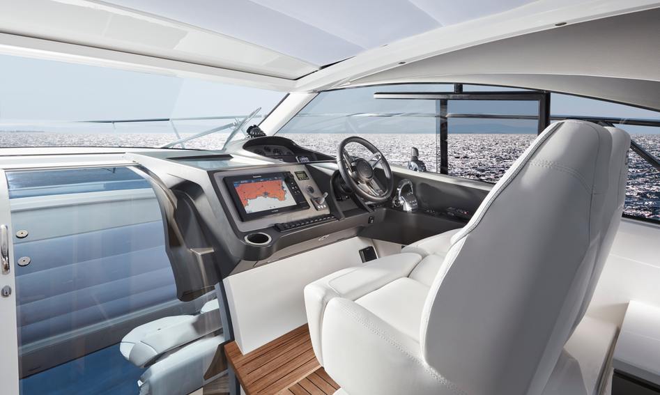 Princess V40  Mk3, Helm Station
