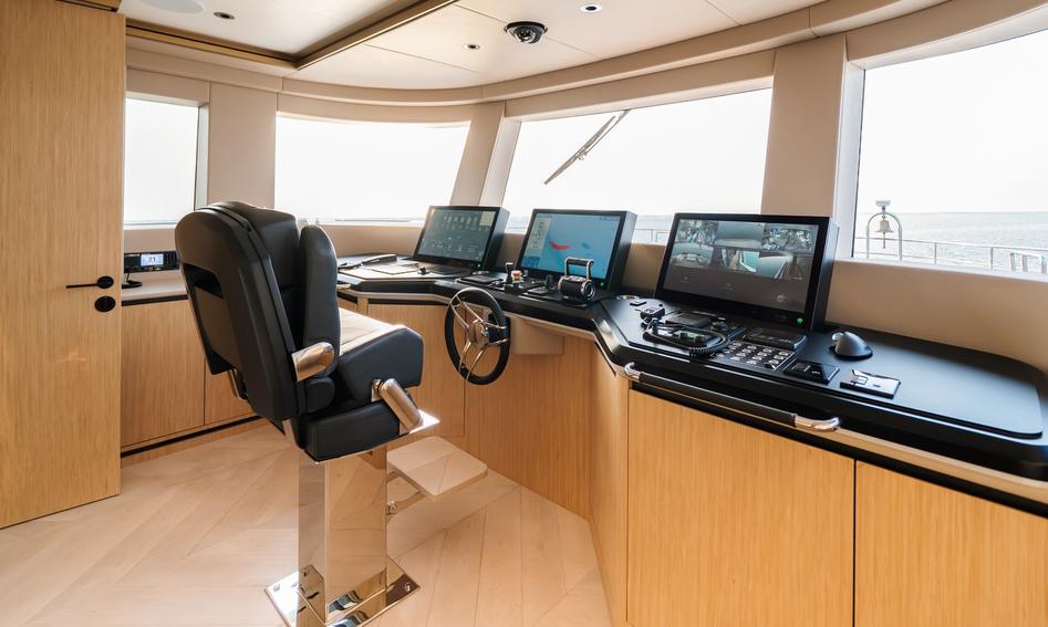 Gulf Craft Majesty 100 Terrace , Helm Station