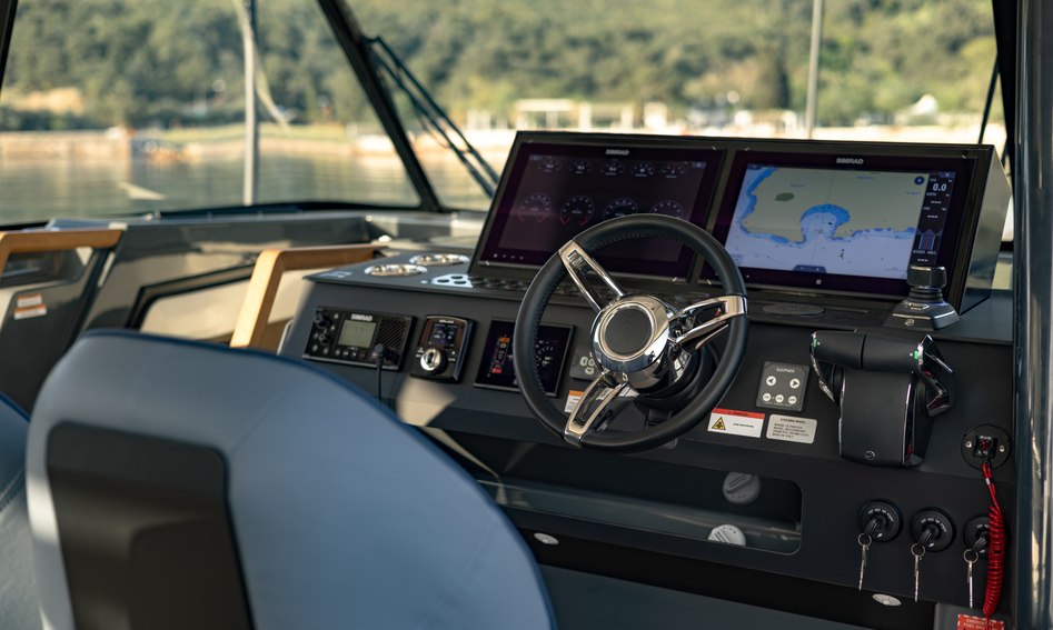 AIATA Sunfinder 50 , Helm Station