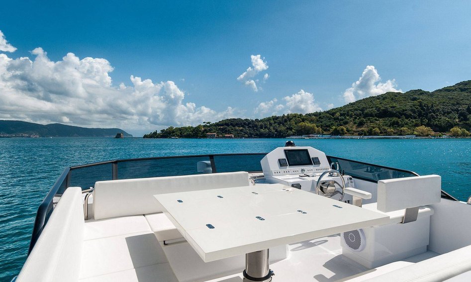 Sundeck Yachts 580, Helm Station