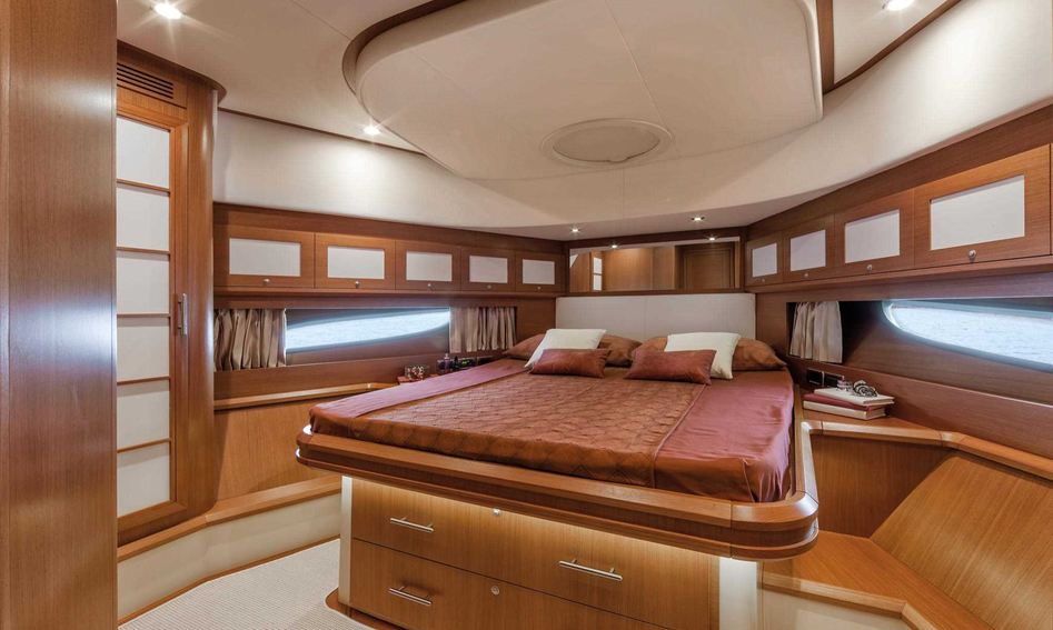 Mochi Craft Dolphin 64 Cruiser, Accommodation