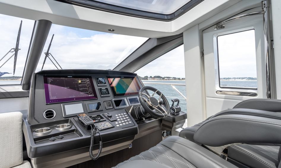 Sunseeker Predator 74 XPS, Helm Station