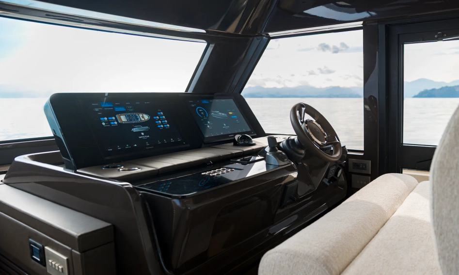 Invictus ST550 , Helm Station