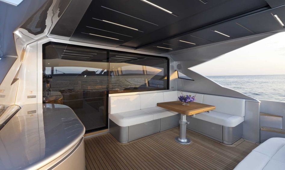 Pershing 74, Deck Area