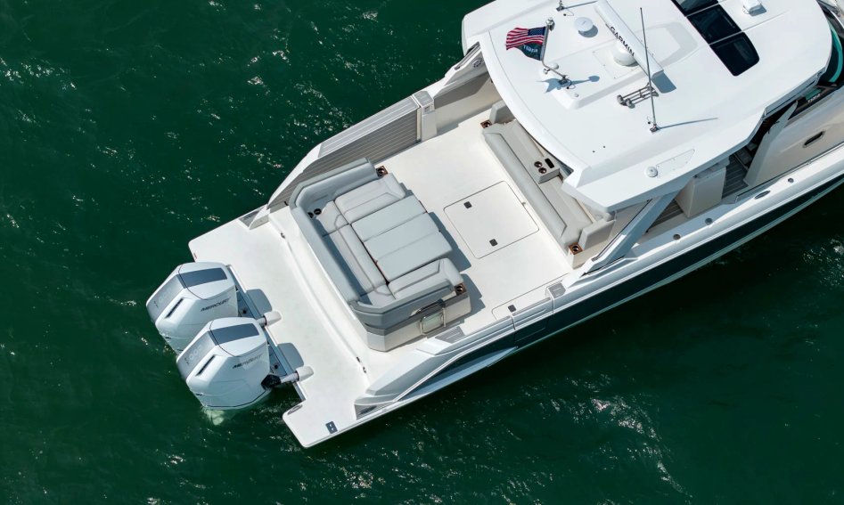 Tiara 43LS, Deck Area