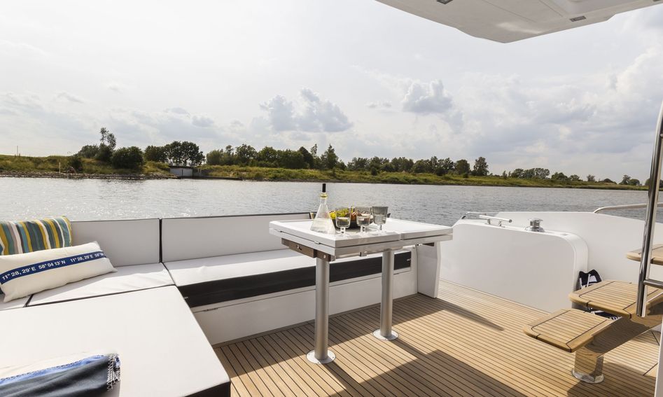 Galeon 560 Skydeck, Deck Area