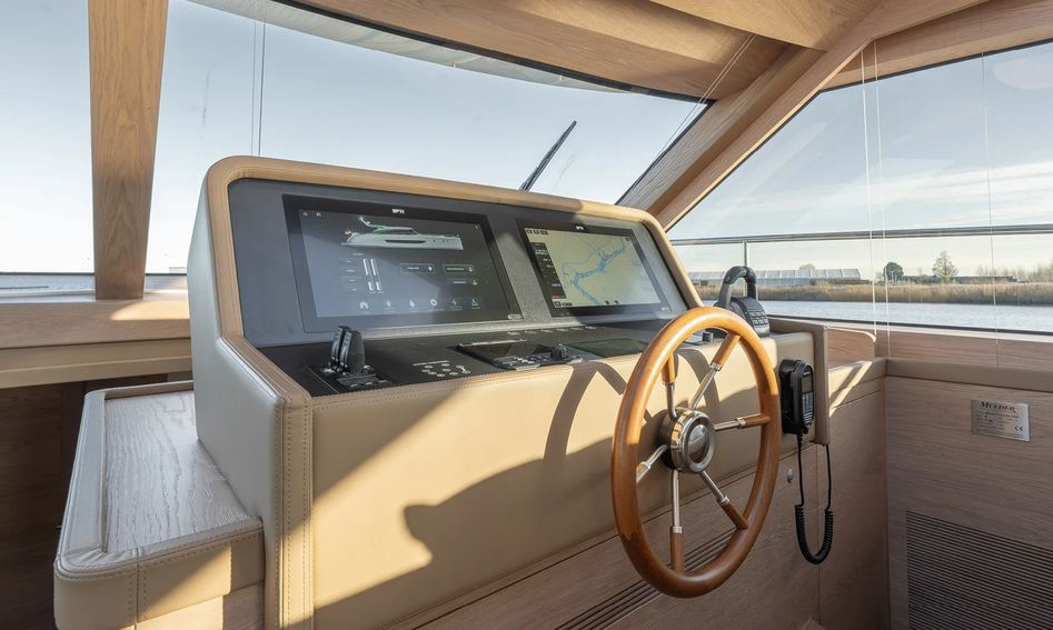 Mulder Favorite 2000 , Helm Station