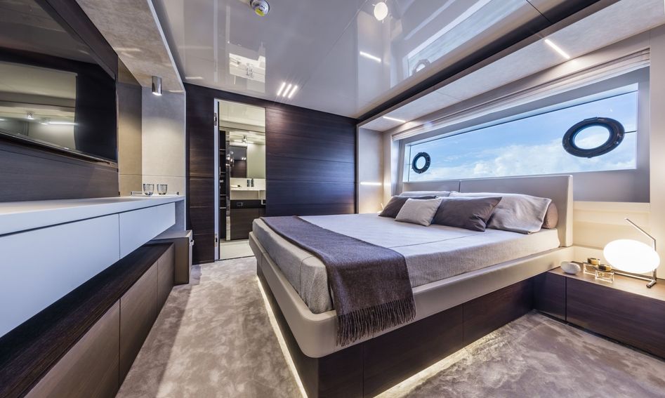 Custom Line Navetta 37, Accommodation