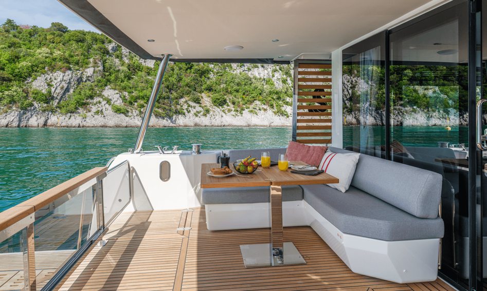 Beneteau Grand Trawler 62, Deck Area