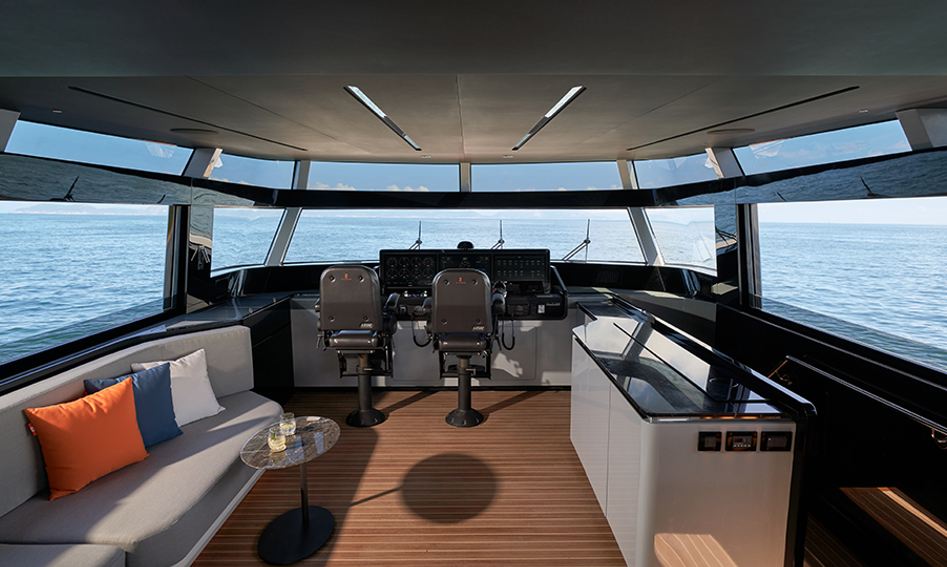 CL Yachts CLX96, Helm Station