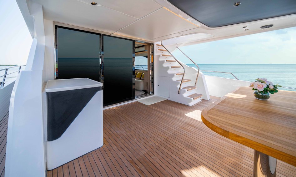 Gulf Craft Majesty 72, Deck Area