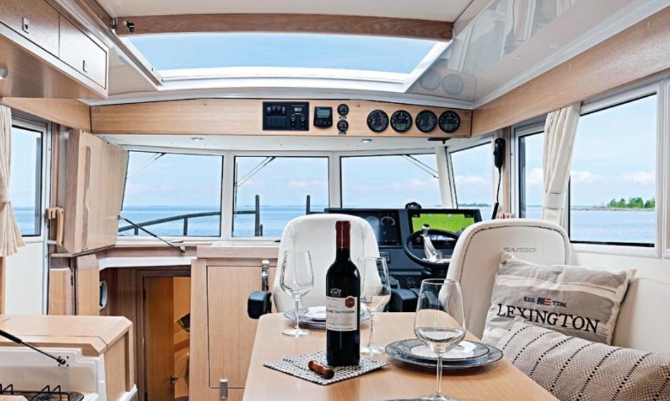 Sargo 36 Mk2, Helm Station