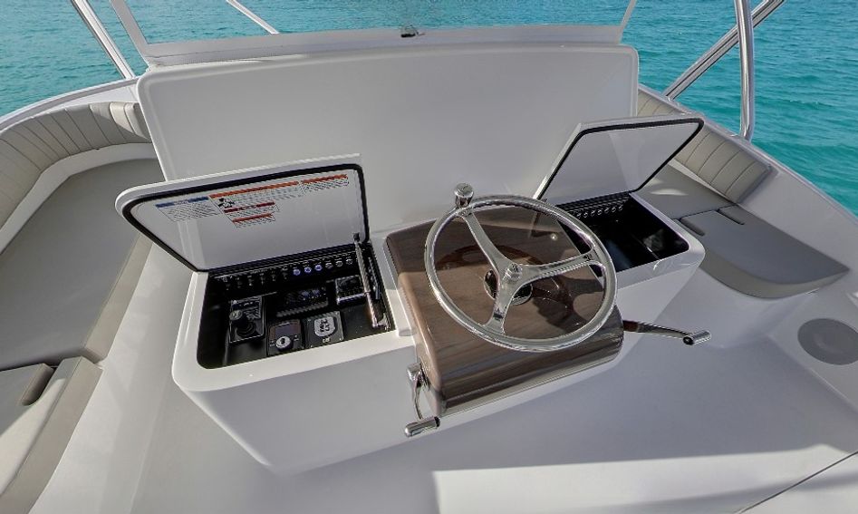 Hatteras GT65 Carolina, Helm Station