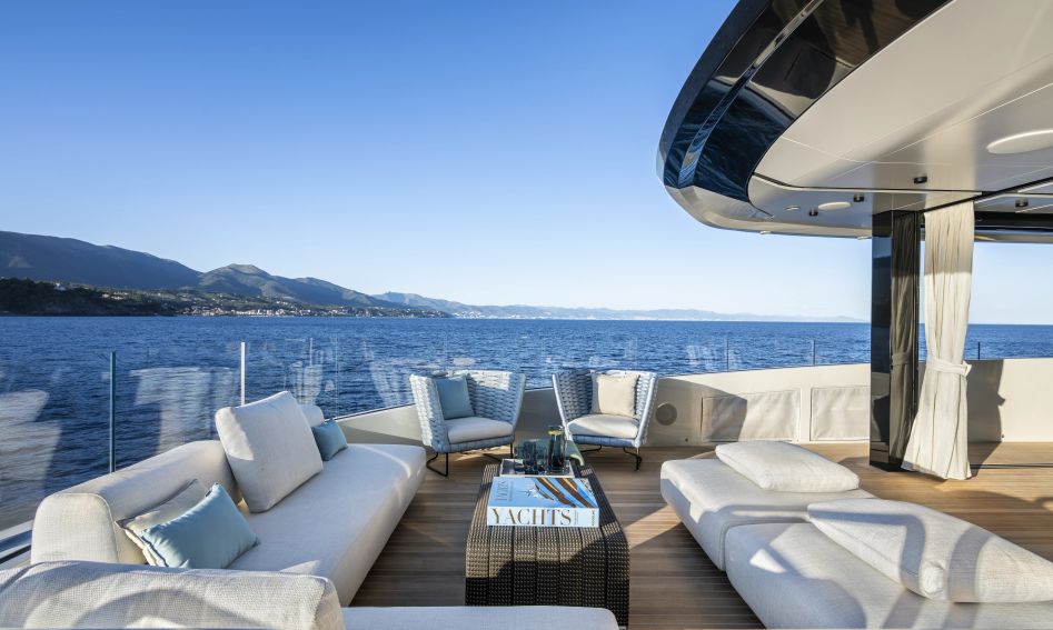 Columbus Atlantique 38M, Fly Deck/Sportdeck