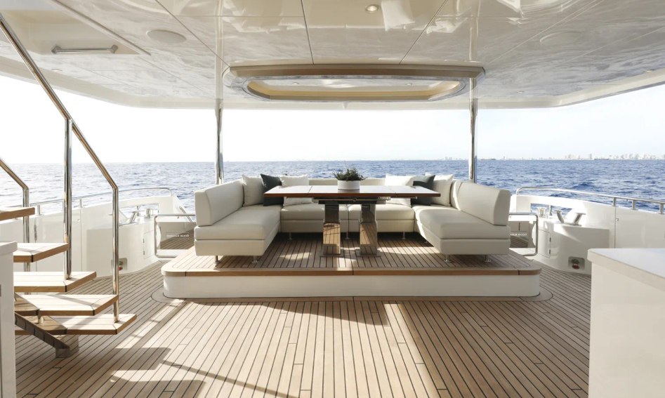 Ocean Alexander 28L , Deck Area