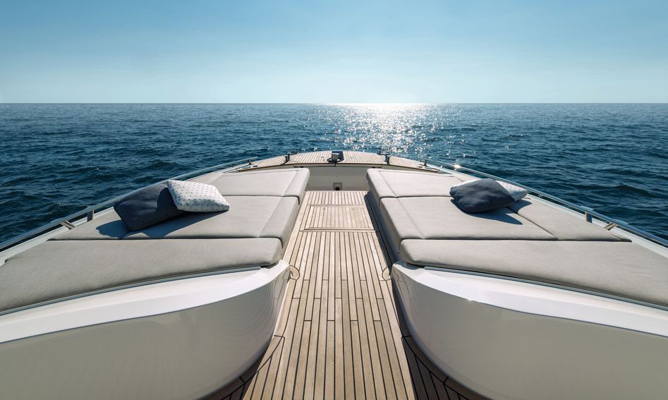 Monte Carlo Yachts MCY 66, Deck Area